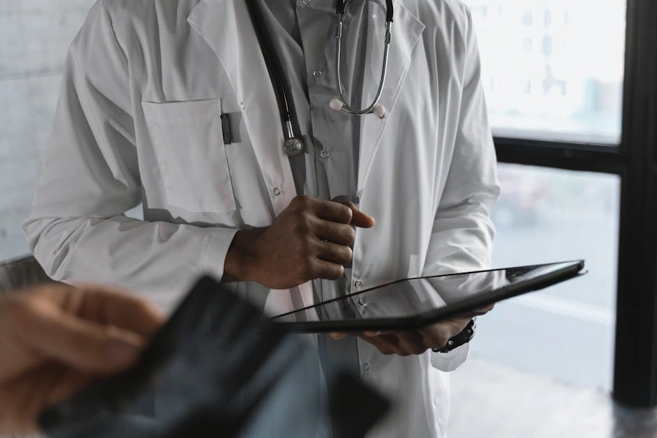 Anadolu Gözlemcisi'nin manşet haberlerinin yer aldığı bir tablet ekranı